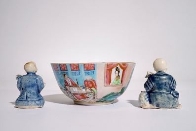 Twee Chinese blauw-witte biscuit geglazuurde figuren van jongens en een Canton famille rose kom, 19e eeuw