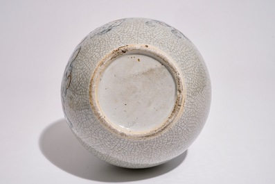 Un vase de forme bouteille tianqiuping en porcelaine de Chine craquel&eacute; &agrave; d&eacute;cor d'antiquit&eacute;s, 19&egrave;me