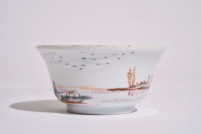 Un bol en porcelaine de Chine famille rose &agrave; d&eacute;cor d'une sc&egrave;ne de port, Qianlong