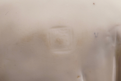 Un mod&egrave;le de Bouddha debout en blanc de Chine de Dehua, marque sur le dos, Kangxi