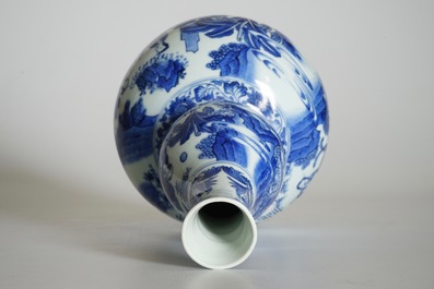 Un vase de forme double gourde avec lettr&eacute;s en porcelaine de Chine bleu et blanc, &eacute;poque Transition, Chongzhen