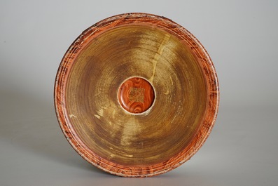 Een Chinese grisaille en faux bois penseelpot, Qianlong merk, 20e eeuw