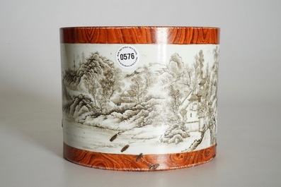 Een Chinese grisaille en faux bois penseelpot, Qianlong merk, 20e eeuw