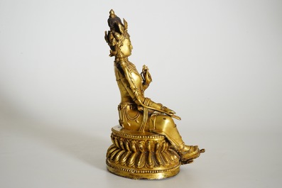 Een Sino-Tibetaanse vergulde bronzen figuur van Groene Tara, (Syamatara),18/19e eeuw