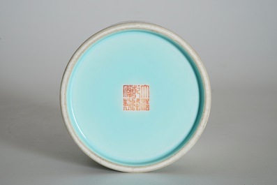 Un pot &agrave; pinceaux en porcelaine de Chine &agrave; fond turquoise, marque de Qianlong, 20&egrave;me
