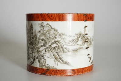 Un pot &agrave; pinceaux en porcelaine de Chine grisaille et faux bois, marque de Qianlong, 20&egrave;me