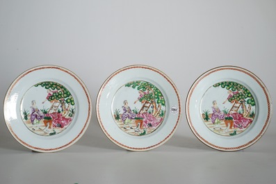 Six assiettes en porcelaine de Chine famille rose &agrave; la cueillette des cerises, Qianlong