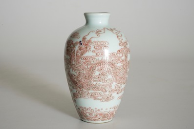 Een Chinese vaas met onderglazuur rood drakendecor, 19/20e eeuw