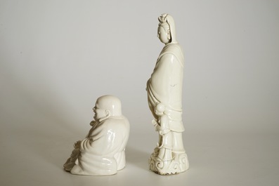 Twee Chinese Dehua blanc de Chine figuren van Boeddha en Guanyin met kind, 18/19e eeuw