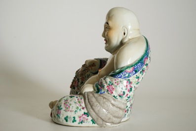 Een fijn en groot Chinees famille rose model van Boeddha, 19/20e eeuw