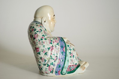 Un grand mod&egrave;le de Bouddha en porcelaine de Chine famille rose, 19/20&egrave;me