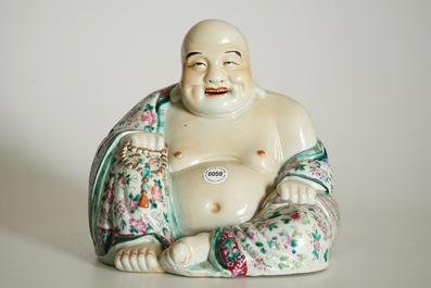 Un grand mod&egrave;le de Bouddha en porcelaine de Chine famille rose, 19/20&egrave;me