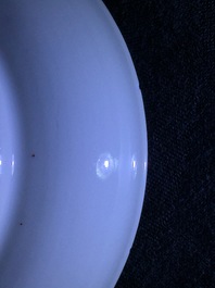 Une paire de tasses et soucoupes en porcelaine de Chine d'exportation &agrave; d&eacute;cor romantique, Qianlong