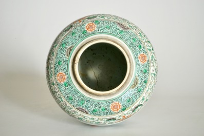 Un plat en porcelaine de Chine famille verte et une assiette doucai, Kangxi, avec un pot &agrave; gingembre, 19&egrave;me