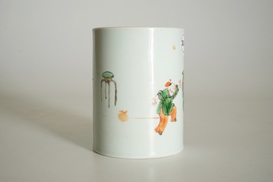 Un pot &agrave; pinceaux en porcelaine de Chine famille verte de style Kangxi, 19/20&egrave;me