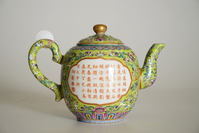 Une th&eacute;i&egrave;re en porcelaine de Chine famille rose &agrave; d&eacute;cor calligraphie, marque de Jiaqing, 19/20&egrave;me