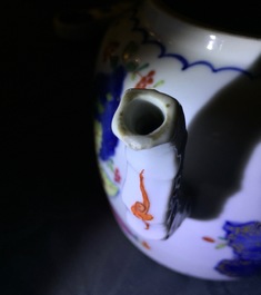 Une th&eacute;i&egrave;re en porcelaine de Chine famille rose &agrave; d&eacute;cor &quot;Feuille de Tabac&quot;, Qianlong