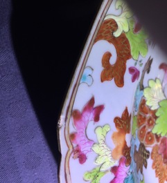Une paire d'assiettes en porcelaine de Chine &agrave; d&eacute;cor &quot;pseudo feuille de tabac&quot;, Qianlong