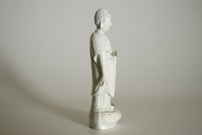 Un mod&egrave;le de Bouddha debout en blanc de Chine de Dehua, marque sur le dos, Kangxi