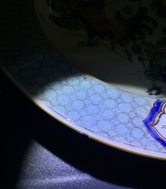 Une paire d'assiettes en porcelaine de Chine famille rose &agrave; d&eacute;cor de coqs, Yongzheng