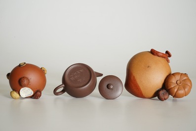 A Chinese Yixing peach-shaped bowl, a round bowl and a teapot with cover, 19/20th C.