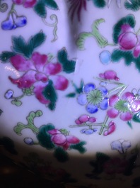 Un grand mod&egrave;le de Bouddha en porcelaine de Chine famille rose, 19/20&egrave;me