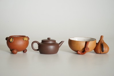 A Chinese Yixing peach-shaped bowl, a round bowl and a teapot with cover, 19/20th C.