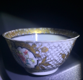 Une tasse et soucoupe en porcelaine de Chine famille rose et grisaille coquille d'oeuf &agrave; d&eacute;cor d'un faisan, Yongzheng
