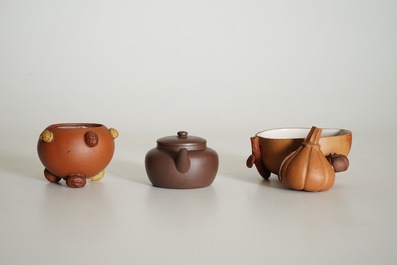 A Chinese Yixing peach-shaped bowl, a round bowl and a teapot with cover, 19/20th C.