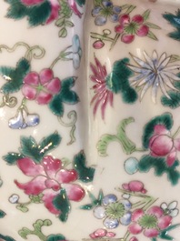 Un grand mod&egrave;le de Bouddha en porcelaine de Chine famille rose, 19/20&egrave;me