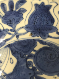 Een Chinees blauw-wit kraak porseleinen bord met paarden, Ming, Wanli
