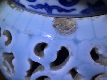 Een blauw-wit en lavendel geglazuurde zhadou kwispedoor met draaiend onderdeel, Qianlong merk, 19/20e eeuw