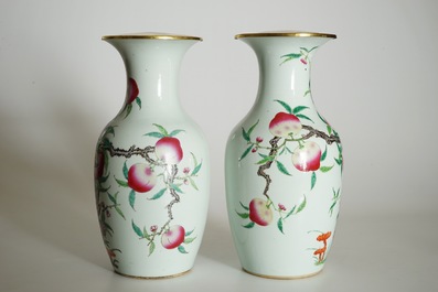 Une paire de vases en porcelaine de Chine famille rose &agrave; d&eacute;cor de &quot;neufs p&ecirc;ches&quot;, 19&egrave;me