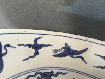 Een Chinese blauw-witte schotel met kraanvogels, Ming, Jiajing