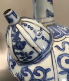 Un kendi en porcelaine de Chine bleu et blanc de type Kraak, Ming, Wanli