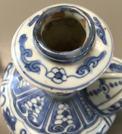 Een Chinese blauw-witte kraak porseleinen Kendi, Ming, Wanli