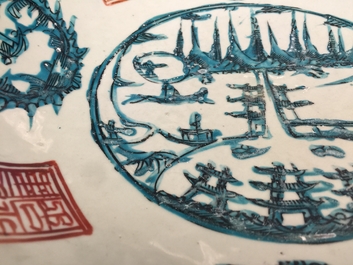 Un plat en porcelaine de Chine, dit de Swatow, &agrave; d&eacute;cor d'une pagode, Ming
