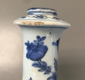 Een Chinese blauw-witte kraak porseleinen Kendi, Ming, Wanli