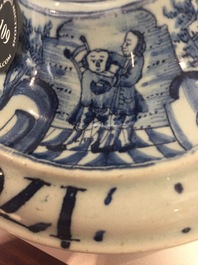 Une bo&icirc;te &agrave; tabac en fa&iuml;ence de Delft bleu et blanc avec son couvercle int&eacute;rieur, dat&eacute; 1763