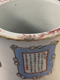 Un vase de forme hu en porcelaine de Chine famille rose &agrave; d&eacute;cor Wu Shuang Pu, 19&egrave;me