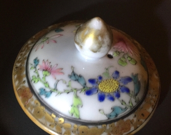 Une th&eacute;i&egrave;re et son couvercle en porcelaine de Chine famille rose et grisaille &agrave; d&eacute;cor d'un faisan, Yongzheng