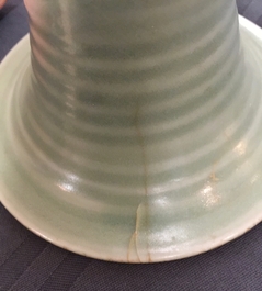 Een Chinese Longquan celadon vaas met pioenen, late Song of Ming