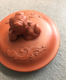 Een fraaie Chinese Yixing steengoed theepot met deksel, Kangxi