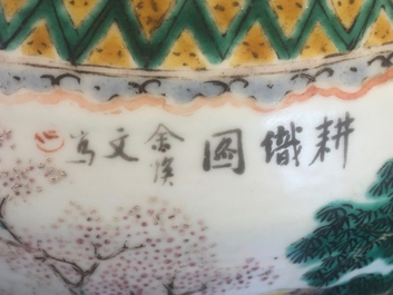 Un grand vase en porcelaine de Chine famille verte &agrave; d&eacute;cor de paysages et calligraphie, 19&egrave;me