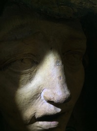 Een Italiaanse Madonna, buste in polychrome terracotta, wellicht Bologna, 16e eeuw
