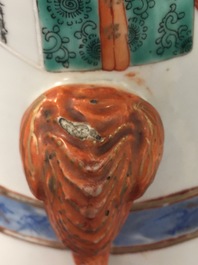 Un vase de forme hu en porcelaine de Chine famille rose &agrave; d&eacute;cor Wu Shuang Pu, 19&egrave;me