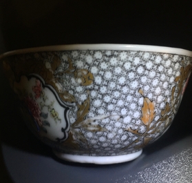 Une tasse et soucoupe en porcelaine de Chine famille rose et grisaille coquille d'oeuf &agrave; d&eacute;cor d'un faisan, Yongzheng