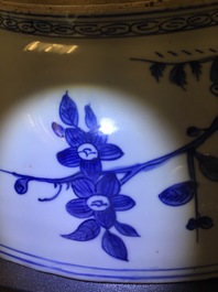 Un grand plat aux cerfs et un singe en porcelaine de Chine bleu et blanc, Ming, Jiajing