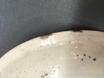 Un plat en porcelaine de Chine, dit de Swatow, &agrave; d&eacute;cor d'une pagode, Ming