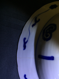 Deux assiettes en porcelaine de Chine bleu et blanc aux guerriers, marque et &eacute;poque de Kangxi